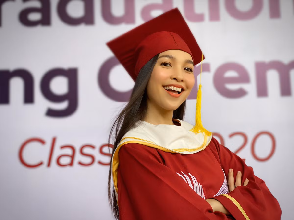 18 năm trôi qua, con gái Gia Bảo của Hiền Thục nay đã là một thiếu nữ xinh đẹp. Trong khi đó, nhan sắc giọng ca "Nhật ký của mẹ" không hề phai nhòa theo thời gian.