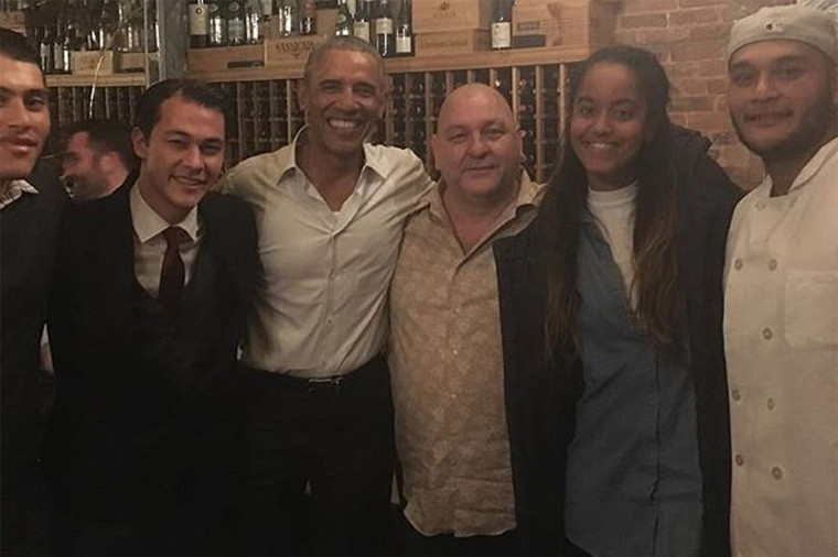 Emilio Vitolo Jr (thứ hai từ trái sang) chụp ảnh cùng cựu Tổng thống Mỹ Barack Obama và con gái ông.