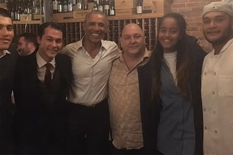 Emilio Vitolo Jr (thứ hai từ trái sang) chụp ảnh cùng cựu Tổng thống Mỹ Barack Obama và con gái ông.