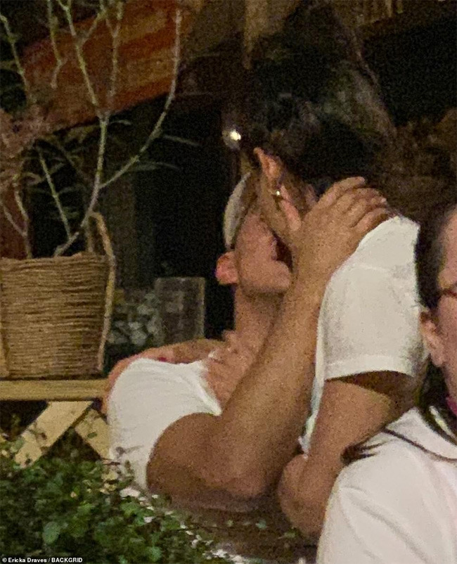 Người mà vợ cũ Tom Cruise công khai ôm hôn chính là Emilio Vitolo Jr., 33 tuổi. Vitolo hiện đang làm việc trong một nhà hàng của bố anh ở gần đó.