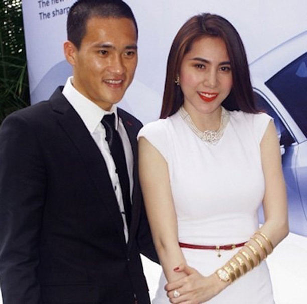 Ngoài những món quà trị giá như xe ô tô 5 tỷ, đồng hồ 4 tỷ, Công Vinh còn nhiều lần nịnh bà xã bằng những cọc tiền khủng dịp sinh nhật vợ, rồi máy massage điều khiển bằng giọng nói khi vợ than hay đau lưng.