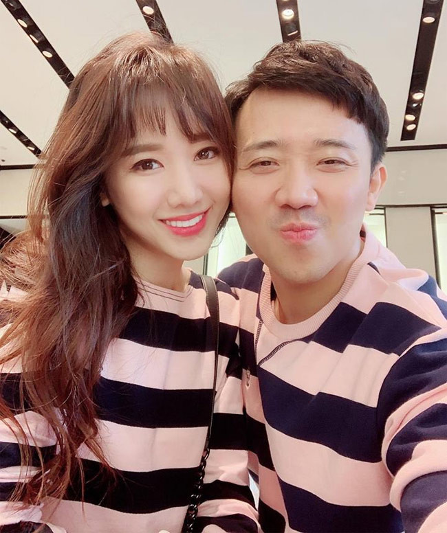 Trấn Thành chiều chuộng Hari Won tới mức không cho cô đụng tay chân tới việc gì với lý luận: “Người phụ nữ hạnh phúc nhất là người không cần làm gì cho chồng mà chồng vẫn yêu. Người phụ nữ thông minh là người hiểu rõ chồng mình muốn gì và đáp ứng điều đó 1 cách khôn ngoan, biết là bạn có ý tốt nhưng cảm ơn, vì tôi thích chăm sóc và vợ tôi đang làm rất tốt vai trò còn lại".