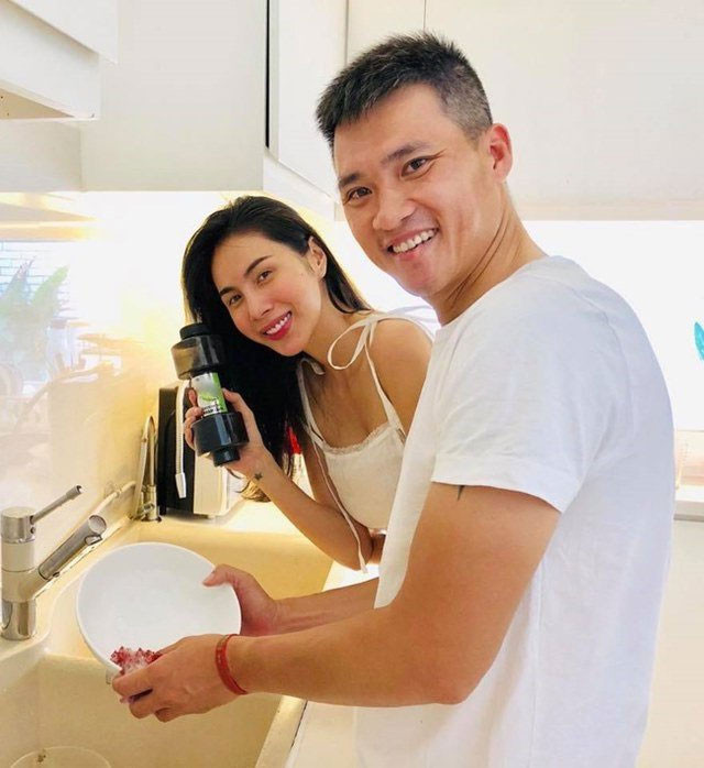 Mới đây trên trang cá nhân, Thủy Tiên chia sẻ bí quyết giữ gìn hôn nhân hạnh phúc, theo đó, chồng phải "sợ vợ" thì gia đình mới êm ấm. "Mọi người hay hỏi tụi mình bí quyết giữ gìn hôn nhân hạnh phúc là gì? Theo kinh nghiệm cá nhân mình để có một cuộc hôn nhân hạnh phúc đó là, trong nhà người đàn ông, người chồng hãy nên “sợ vợ", nhưng dĩ nhiên phải kèm theo 1 điều kiện người đàn bà, người vợ cũng phải nể chồng…”.