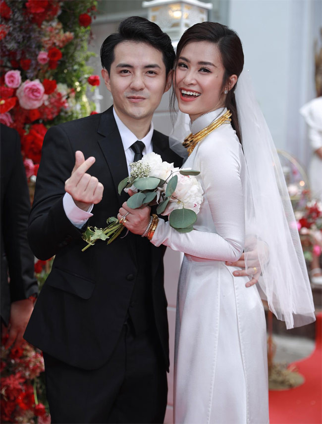 Kể từ khi yêu nhau, Ông Cao Thắng đã nổi tiếng chiều Đông Nhi, cho tới khi kết hôn thì nam ca sĩ được đánh giá đúng chuẩn “ông chồng quốc dân”.