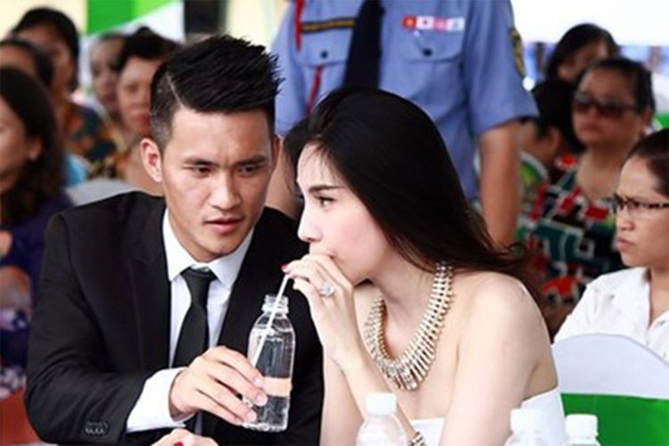 “Vinh sẽ là người nhường nhịn và làm mọi thứ cho gia đình luôn hạnh phúc. Con cái là phải đặt lên hàng đầu, dù có xảy ra chuyện gì bố mẹ cũng phải hướng về con. Trong gia đình, Vinh cho vợ thắng hết. Muốn thắng cái gì cho thắng hết, không vấn đề gì cả”, Công Vinh từng tâm sự trong một cuộc phỏng vấn cách đây 4 năm.