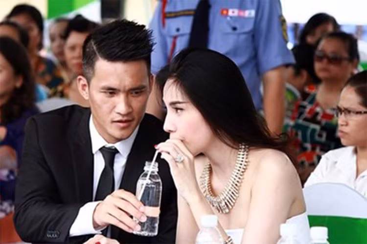 “Vinh sẽ là người nhường nhịn và làm mọi thứ cho gia đình luôn hạnh phúc. Con cái là phải đặt lên hàng đầu, dù có xảy ra chuyện gì bố mẹ cũng phải hướng về con. Trong gia đình, Vinh cho vợ thắng hết. Muốn thắng cái gì cho thắng hết, không vấn đề gì cả”, Công Vinh từng tâm sự trong một cuộc phỏng vấn cách đây 4 năm.