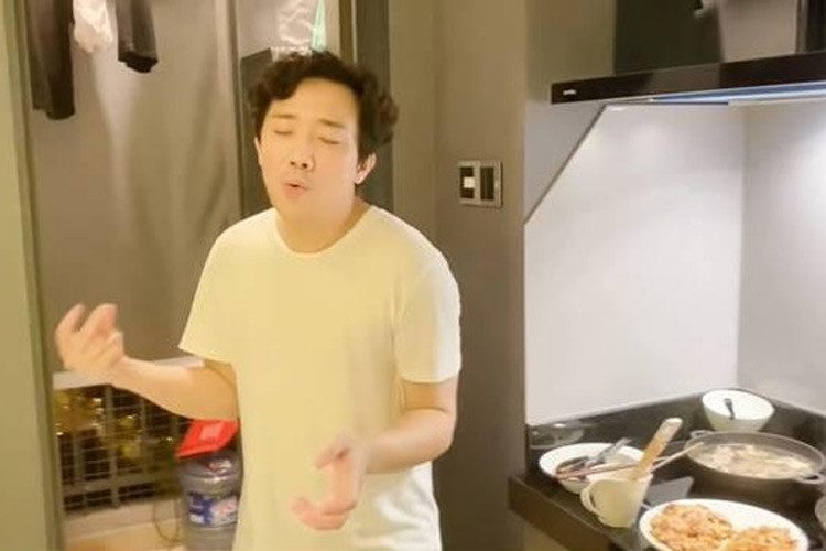 Ông chồng nổi tiếng chiều vợ trong showbiz không kém đó là nam MC Trấn Thành. Sau khi kết hôn, người thường xuyên xuống bếp nấu nướng món ngon cho hai vợ chồng ăn luôn là Trấn Thành.