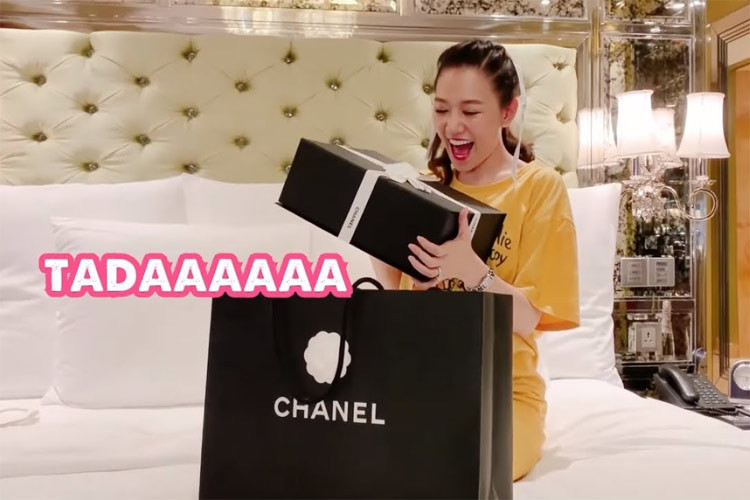 Không chỉ giỏi chăm sóc vợ, Trấn Thành cũng rất chịu khó tặng đồ hiệu cho Hari Won và thường xuyên đưa vợ đi du lịch để hâm nóng tình cảm.