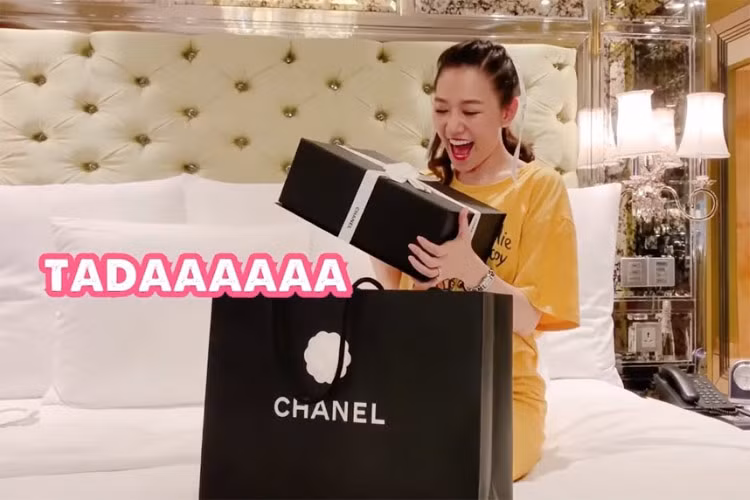 Không chỉ giỏi chăm sóc vợ, Trấn Thành cũng rất chịu khó tặng đồ hiệu cho Hari Won và thường xuyên đưa vợ đi du lịch để hâm nóng tình cảm.