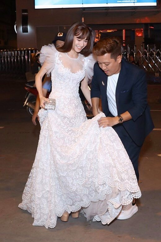 Không biết nói lời có cánh với vợ nhưng “Mười khó” lại có cách bày tỏ tình cảm với Nhã Phương khiến ai cũng phải ghen tị. Mỗi khi đi dự sự kiện với vợ, Trường Giang luôn chú ý nâng váy giúp vợ để cô đi lại dễ dàng hơn.