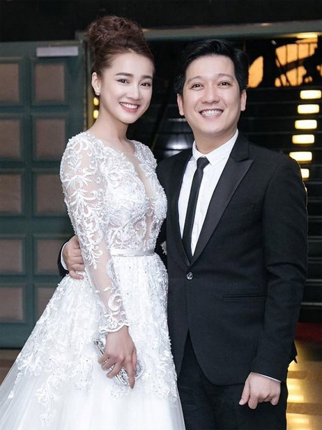 Trong thời gian tự cách ly vì COVID-19, Trường Giang vẫn tự tay ướp thịt, chuẩn bị lò nướng để vợ chỉ việc mang tới chỗ làm nướng ăn.