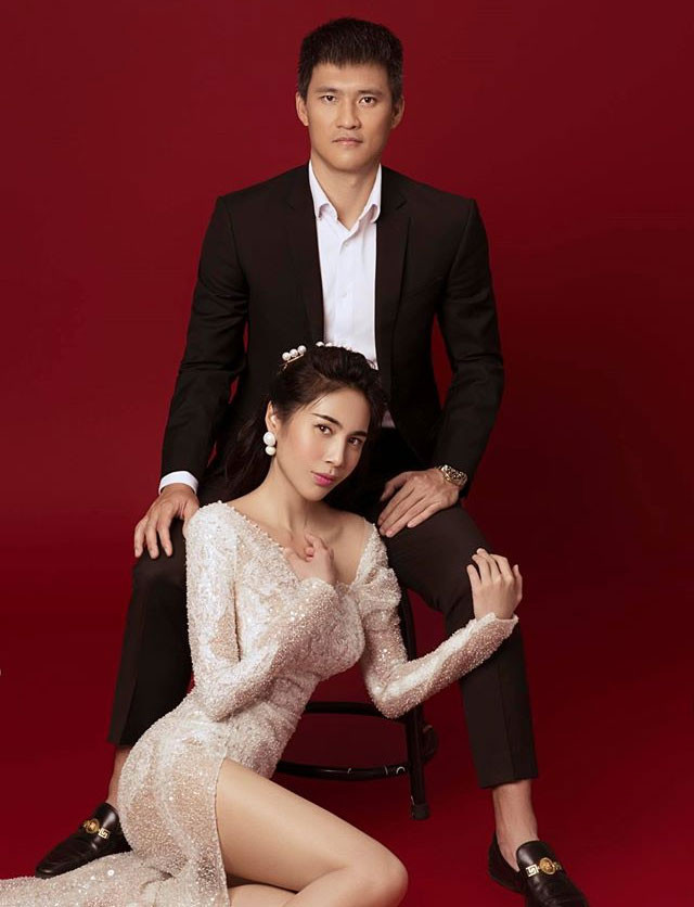 Sau tâm sự của nữ ca sĩ, Công Vinh cũng viết trên trang cá nhân một status với ngụ ý “sợ vợ là thành công”: "Mình tạo dáng chụp mãi không xong, bất lực quá bả nói “bây giờ ba ngồi im trên ghế, 1 kiểu 1 mặt không biến đổi, để mẹ tạo dáng cho nhanh không thì chụp hoài tới tối quá”. Xong rồi mình ngồi im, mặt bất biến giữa dòng đời vạn biến... còn bả chà lết dưới đất 5 phút là xong luôn bộ hình".