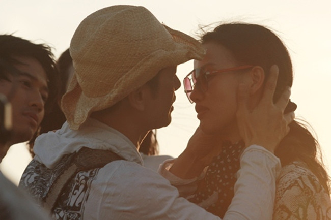 Đạo diễn Dustin Nguyễn và bà xã Bebe Phạm đã phải đích thân thị phạm cảnh hôn lãng mạn cho hai diễn viên. Thậm chí, nụ hôn thị phạm quá say mê và đắm đuối khiến bà xã của Dustin Nguyễn phải nhéo tay nhắc thì anh mới dừng.