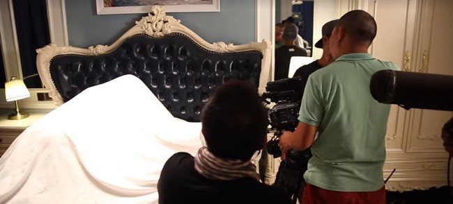 Để có cảnh tình tứ ngọt ngào trên phim "Bán chồng", Tim và Cao Thái Hà phải diễn "toát mồ hôi hột" ở hậu trường. Theo đó, cả hai phải trùm chăn kín mít và giữ tư thế như đang "yêu" trong suốt quá trình quay phim, hậu cần và cả chuẩn bị bối cảnh.