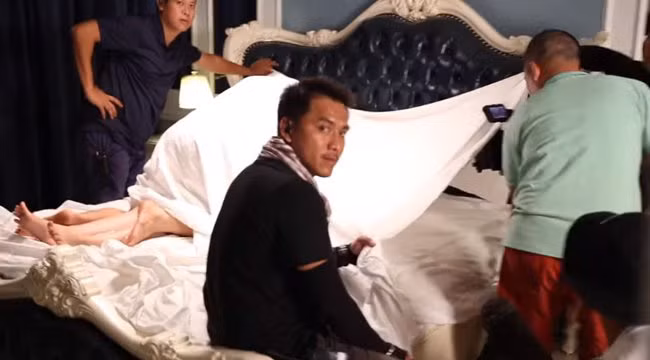 Hơn thế nữa, việc đóng "cảnh nóng" trước sự chứng kiến của một ê-kíp cũng không phải điều dễ dàng.