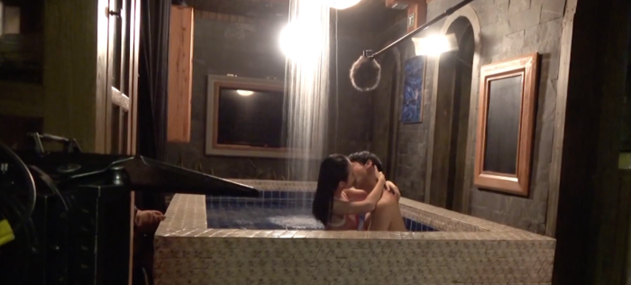 Thực tế trong hậu trường, Angela Phương Trinh từng chia sẻ cả hai phải quay mười mấy lần cảnh này vào đêm khuya và bồn tắm ở ngoài lại là nước lạnh, thậm chí là rất lạnh. "Mà cảnh đó Trinh ngồi trên người anh Rocker Nguyễn. Trời ơi, Trinh ngại lắm!”.