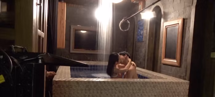 Thực tế trong hậu trường, Angela Phương Trinh từng chia sẻ cả hai phải quay mười mấy lần cảnh này vào đêm khuya và bồn tắm ở ngoài lại là nước lạnh, thậm chí là rất lạnh. "Mà cảnh đó Trinh ngồi trên người anh Rocker Nguyễn. Trời ơi, Trinh ngại lắm!”.