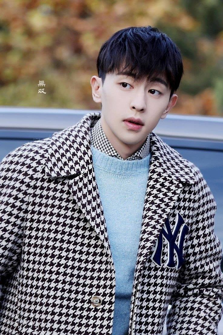 Đôi mắt một mí đầy cảm xúc.