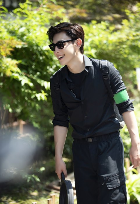 Đặng Luân đẹp lịm tim dù chụp ở mọi góc nhìn.