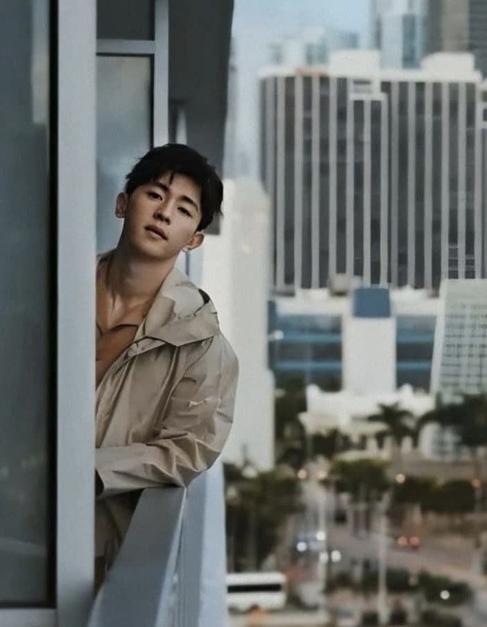 Mỹ nam “Hương mật tựa khói sương” sở hữu chiều cao 1m85, đôi chân dài "cực phẩm".