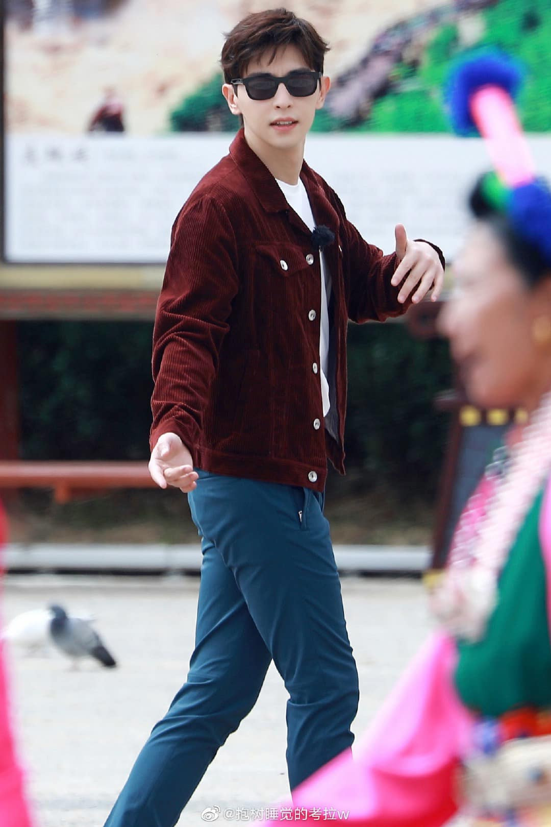 Đặng Luân tốt nghiệp Học viện hí kịch Thượng Hải chuyên ngành diễn xuất.