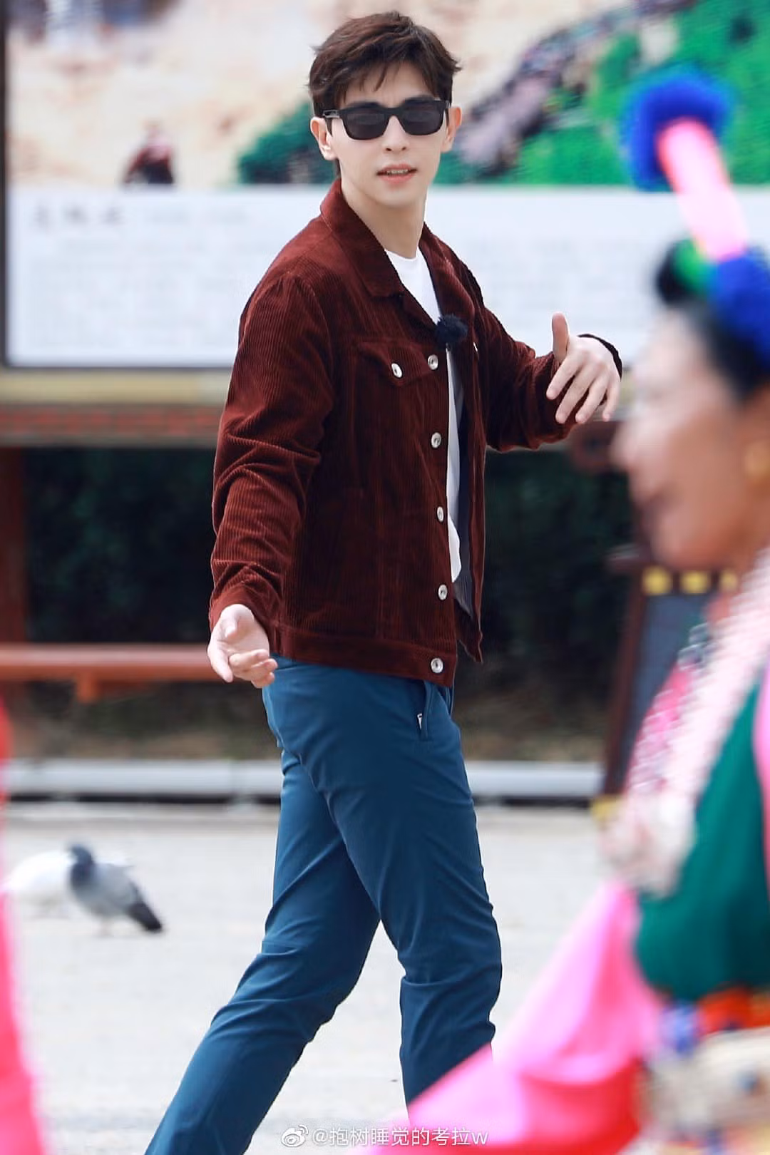 Đặng Luân tốt nghiệp Học viện hí kịch Thượng Hải chuyên ngành diễn xuất.