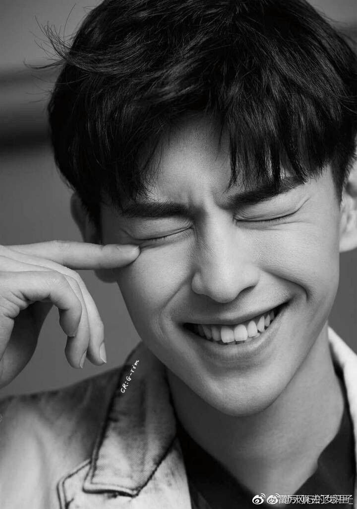 Nụ cười tỏa nắng của nam thần 9X làm bao trái tim tan chảy.