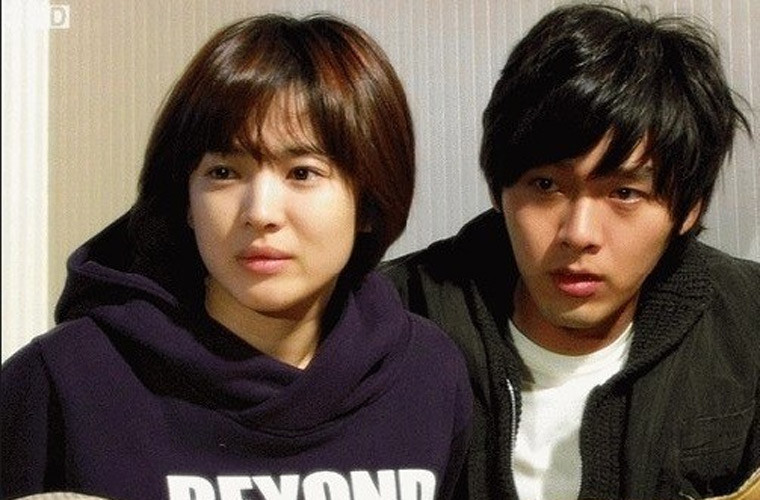 Hyun Bin dành rất nhiều tình cảm cho bạn gái. Khi Song đóng phim ở Trung Quốc dài ngày, ngày nào anh cũng gọi điện chỉ để được nghe giọng của người yêu. Chưa hết, nam diễn viên sinh năm 1982 còn gửi cả trợ lý của mình sang để chăm sóc Song.