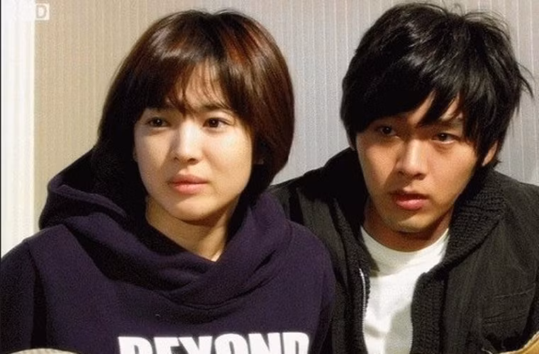 Hyun Bin dành rất nhiều tình cảm cho bạn gái. Khi Song đóng phim ở Trung Quốc dài ngày, ngày nào anh cũng gọi điện chỉ để được nghe giọng của người yêu. Chưa hết, nam diễn viên sinh năm 1982 còn gửi cả trợ lý của mình sang để chăm sóc Song.