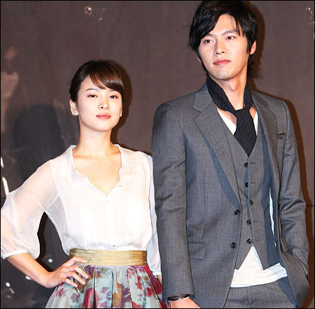 Tháng 6/2009, Hyun Bin và Song Hye Kyo công khai tình cảm.