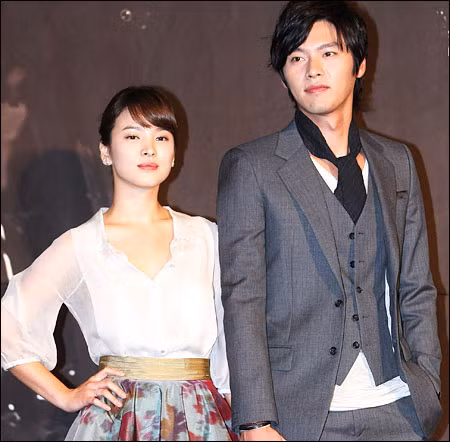 Tháng 6/2009, Hyun Bin và Song Hye Kyo công khai tình cảm.