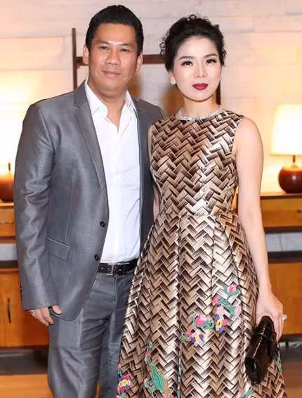 Đầu năm 2011, nữ ca sĩ sinh năm 1981 kết hôn với Đức Huy, ông chủ phòng trà Không Tên, phòng trà ca nhạc nổi tiếng nhất TP.HCM. Cuộc sống của Lệ Quyên ngày càng sang chảnh và sướng như bà hoàng kể từ khi lấy chồng.