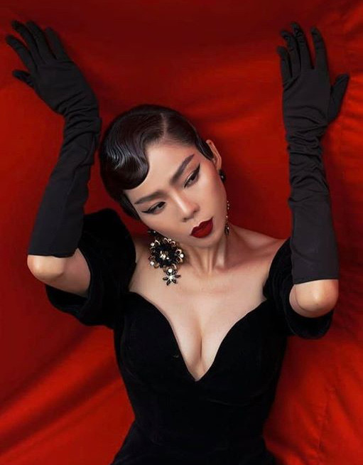 Năm 2009, Lệ Quyên quyết định Nam tiến dù vẫn đang rất nổi tiếng ở ngoài Bắc. Lại một lần nữa Lệ Quyên chinh phục khán giả TP.HCM với dòng nhạc xưa cùng chất giọng trầm khàn và rất mùi mẫn. Những đêm diễn tại các phòng trà luôn chật ních khán giả, cũng chính từ đó, cô được báo chí, khán giả phong tặng là nữ hoàng phòng trà hay nữ hoàng nhạc xưa.