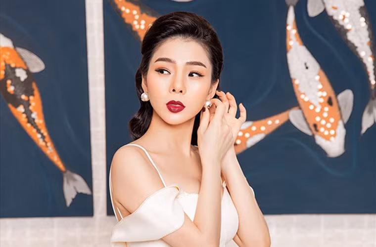 Theo thông tin một bầu show tiết lộ với báo chí, cát-sê phòng trà của Lệ Quyên khoảng 6000 USD (gần 140 triệu đồng). Lệ Quyên thuộc top các ca sĩ có cát-sê phòng trà cao nhất Việt Nam.