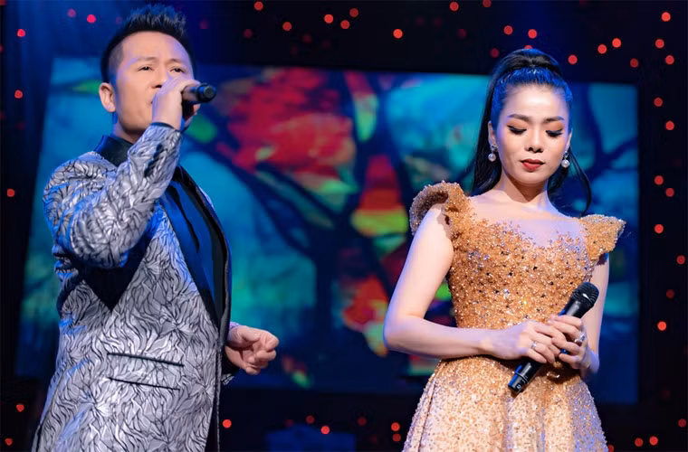 Không chỉ có album mà các liveshow của Lệ Quyên cũng rất thành công. Năm 2013, nữ hoàng phòng trà bỏ ra 11 tỷ làm liveshow thứ hai với tên gọi. Q Show – liveshow lớn nhất lúc đó và thành công vang dội.