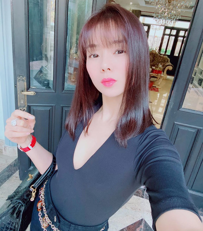 Càng ngày Lệ Quyên càng trẻ đẹp hơn, thần thái cũng xuất sắc hơn.