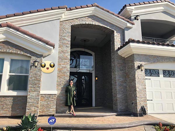 Lệ Quyên còn là chủ nhân của một căn biệt thự trị giá triệu USD tại California (Mỹ). Hai vợ chồng Lệ Quyên mua biệt thự rộng 400m2 này vào năm 2017 để thuận tiện cho việc lưu trú của nữ ca sĩ khi đi lưu diễn ở Mỹ.