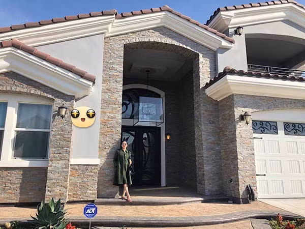 Lệ Quyên còn là chủ nhân của một căn biệt thự trị giá triệu USD tại California (Mỹ). Hai vợ chồng Lệ Quyên mua biệt thự rộng 400m2 này vào năm 2017 để thuận tiện cho việc lưu trú của nữ ca sĩ khi đi lưu diễn ở Mỹ.