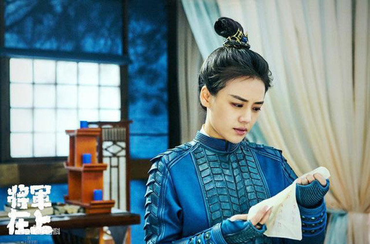 Mã Tư Thuần cũng được khen diễn xuất hệt nam nhân thực thụ khi vào vai tướng quân Diệp Chiêu trong phim Tướng quân ở trên, ta ở dưới.