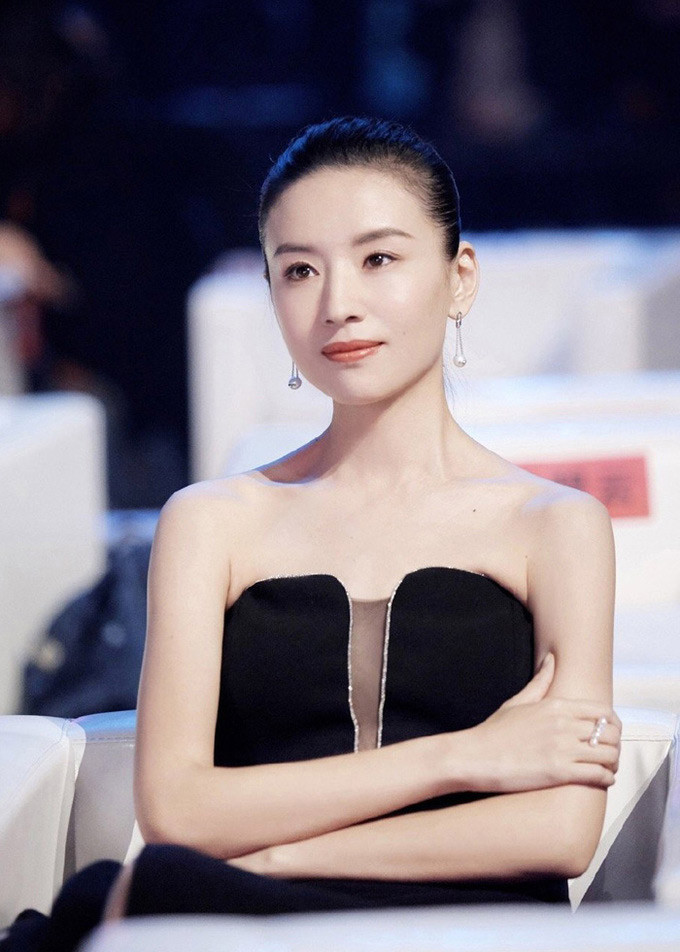 Ngoài đời nữ diễn viên sinh năm 1980 sở hữu vẻ đẹp ngọc nữ.