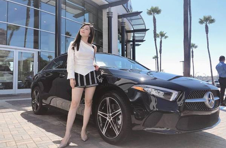 Cũng từ việc bất ngờ đi Mỹ, Hương Tràm dính tin đồn sang Mỹ sinh con.