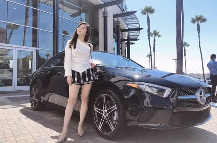 Cũng từ việc bất ngờ đi Mỹ, Hương Tràm dính tin đồn sang Mỹ sinh con.