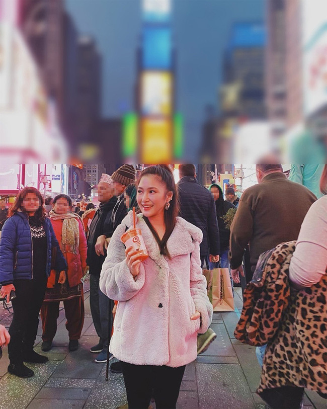 Hương Tràm không ăn vận hay trang điểm cầu kỳ khi ở Mỹ. Cô luôn chọn những trang phục giản dị khi đi dạo phố, mua sắm.