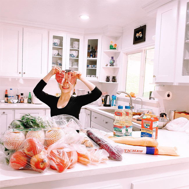 Sang Mỹ, Hương Tràm cũng phải tự tay nấu ăn, mày mò học nấu từ những món đơn giản nhất, tự làm mọi việc nhà.