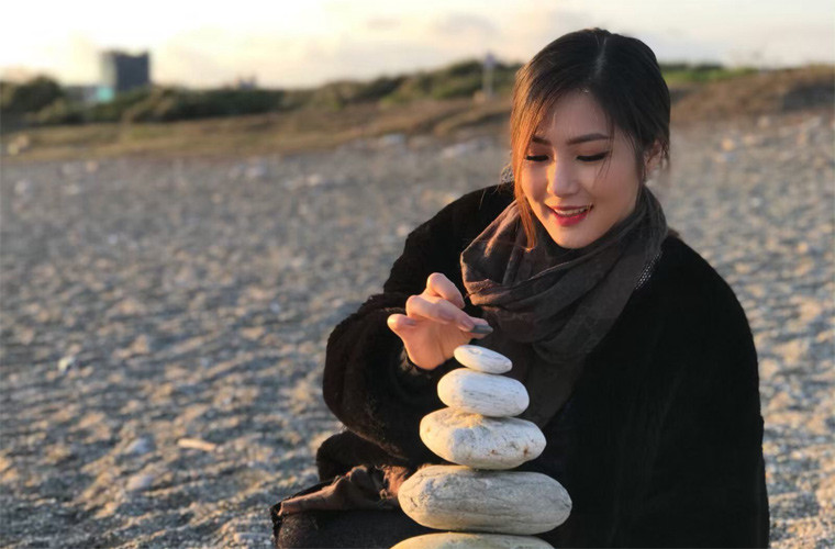 Theo chia sẻ của nữ ca sĩ sinh năm 1995, cô quyết định sang Mỹ vì không muốn chịu áp lực từ công việc hiện tại và muốn sống đúng với lứa tuổi.