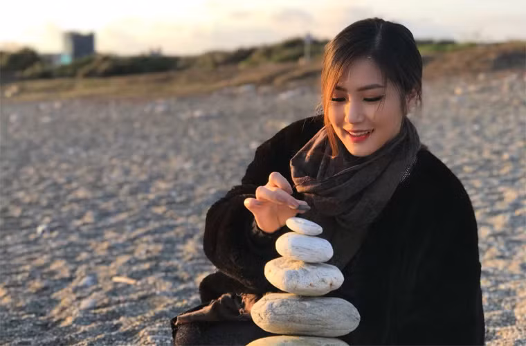 Theo chia sẻ của nữ ca sĩ sinh năm 1995, cô quyết định sang Mỹ vì không muốn chịu áp lực từ công việc hiện tại và muốn sống đúng với lứa tuổi.