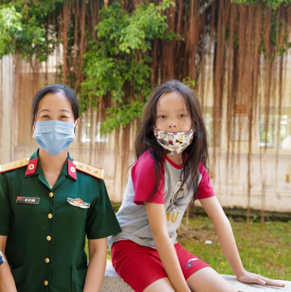 Hồng Nhung cũng gửi lời cám ơn tới các cô chú bộ đội đã yêu thương và chăm sóc cho các con.