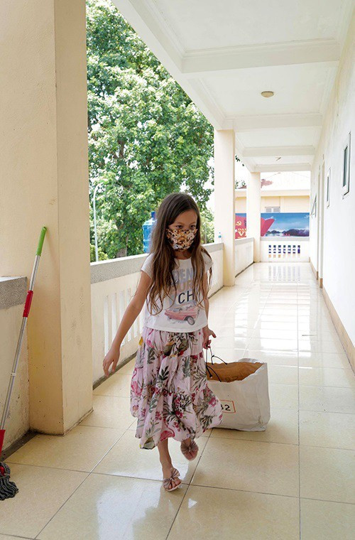 Hai con của Hồng Nhung ngoan ngoãn và hiểu chuyện.