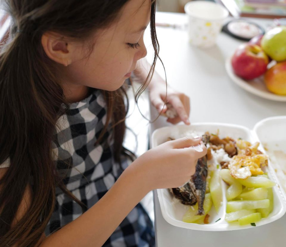 Tép thích món trứng đúc thịt của nhà bếp, còn Tôm "phong" nơi đây là "cách ly 5 sao".