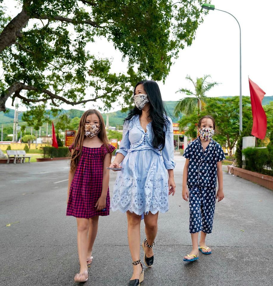 Cuối tháng 7, Hồng Nhung và hai con trở về Việt Nam sau 5 tháng mắc kẹt tại Mỹ do dịch COVID-19. 3 mẹ con "cô Bống" hiện cách ly tập trung tại doanh trại của Trung đoàn 244, Uông Bí, Quảng Ninh.